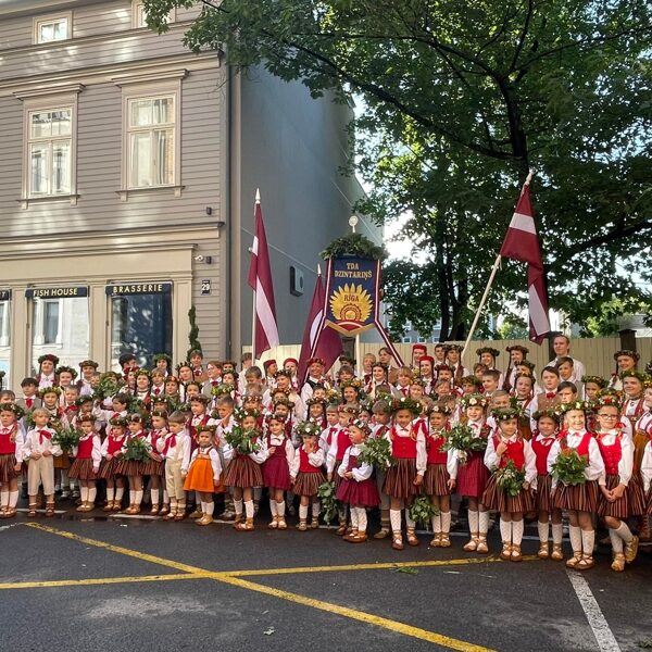Trešā diena- Dziesmu un deju svētki gājiens.