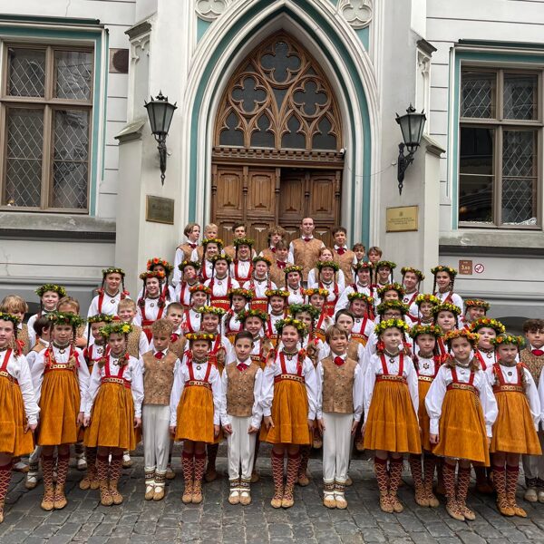 RKTMC  "MAZĀ ĢILDE" kolektīvi dejo Doma laukumā