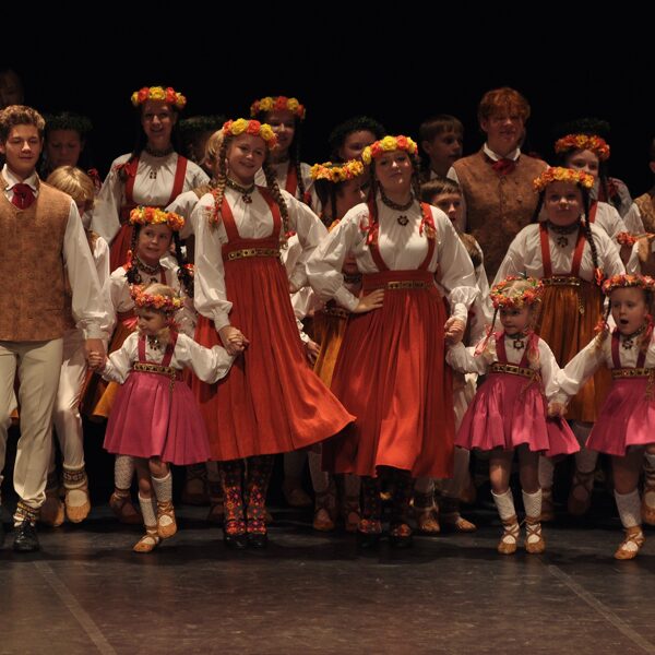 “Brālītis māsiņas dancināja”