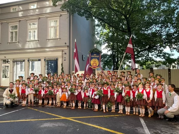 Trešā diena- Dziesmu un deju svētki gājiens.