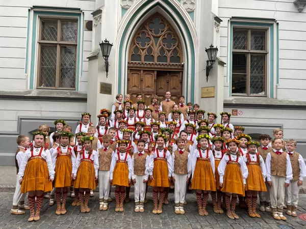 RKTMC  "MAZĀ ĢILDE" kolektīvi dejo Doma laukumā